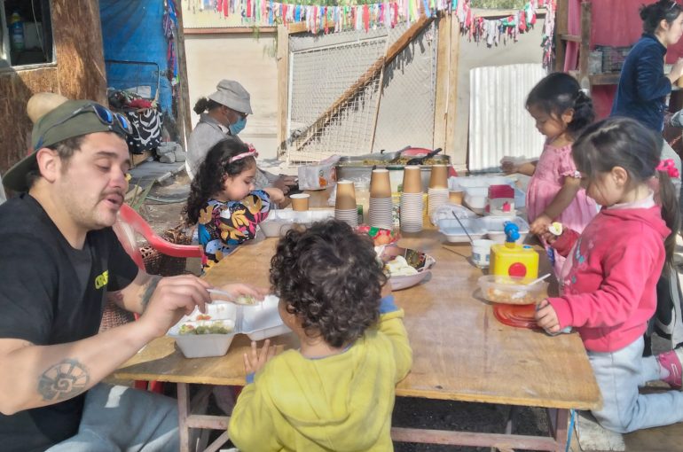 Con actividades culturales se realizó red de ollas comunes en tomas de Tierra Amarilla