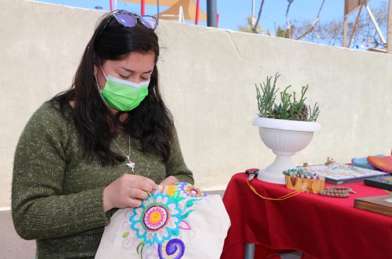 Mujeres Unidas por el Arte realizan exposición de sus creaciones en Caldera